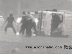 台风刮倒货车 交警路人合力救援 风雨中的温暖一幕[推荐]