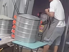妻子抄起油桶砸丈夫 网友却一致好评 自己触电怎么办？记住一条宗旨：想办法摆脱电源！