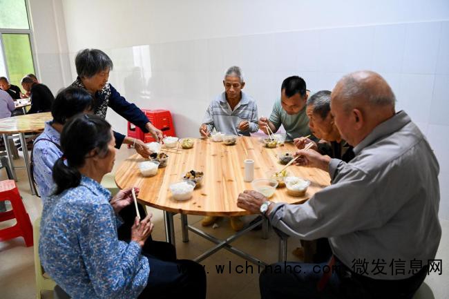 台风致广西百色一些村屯被淹 干群齐心抢险救灾