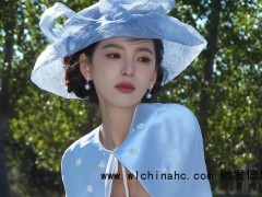 章若楠马术赛蓝裙礼帽惊艳 名场面诞生：轻抚马鬃瞬间美成画报！