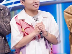 李诞称徐志胜家沙发不敢坐“太埋汰”徐志胜回应称没多脏,“谈笑有鸿儒,往来无白丁,何脏之有? ”!