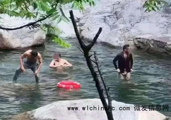 3外籍男子无视景区警告脱衣洗澡 违规行为引发网友愤慨