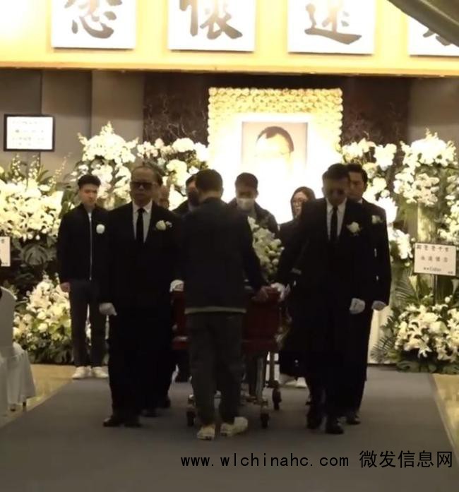 欧阳震华与苗侨伟为许绍雄扶灵