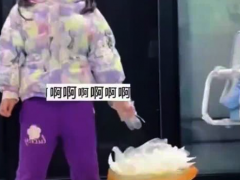 女儿执意养狗铲屎时恶心到吐 妈妈：自己选的要负责到底，责任感从小培养[推荐]