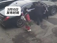 爸爸误以为孩子已经上车直接开走，儿子站在原地发懵[推荐]